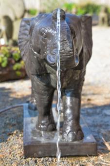 Stehender Elefant auf Sockel als Wasserspiel, 107 cm L