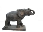 Stehender Elefant auf Sockel als Wasserspiel, 107 cm L